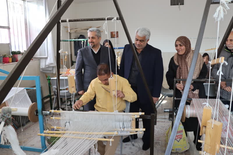 بازدید مدیرکل میراثفرهنگی خراسان رضوی از کارگاههای صنایعدستی خیریه امید فردای معلولان توس