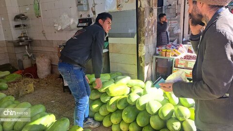 بازار میوه فروشان در یلدا