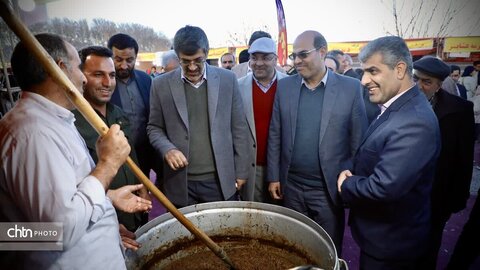 حضور استاندار یزد در پنجمین جشنواره قورمه، غذاهای سنتی و نان مهریز