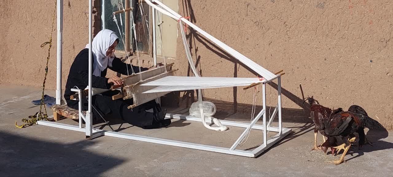 احیای طرحها و نقوش کهن پارچههای سنتی روستای بزد تربت جام