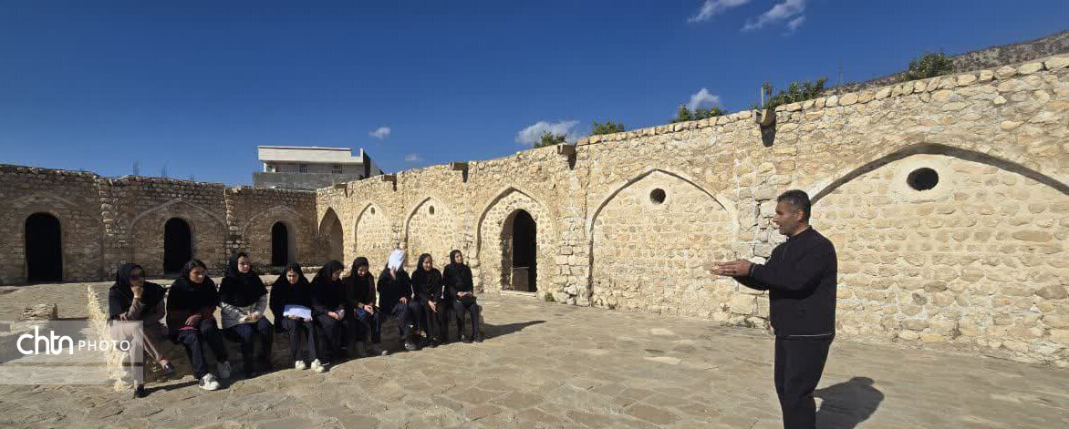 درب کاروانسرای تاریخی دهدز به روی دانشآموزان گشوده شد