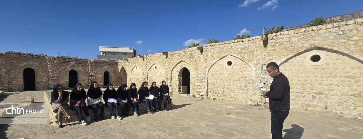 درب کاروانسرای تاریخی دهدز به روی دانشآموزان گشوده شد