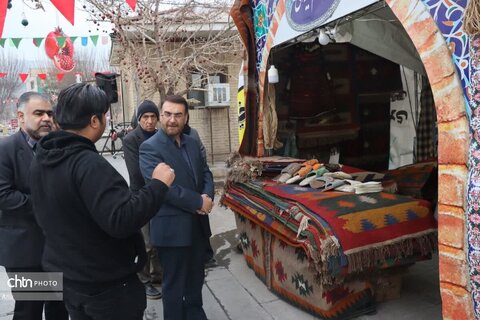 بازدید نادر زینالی سرپرست اداره‌کل میراث فرهنگی، گردشگری و صنایع‌دستی استان البرز از نمایشگاه‌ صنایع دستی در کاروانسرای شاه‌عباسی