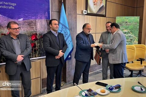 تقدیر از هنرمندان صنایع دستی مازندرانتقدیر از هنرمندان و انجمن های فعال صنایع دستی در نمایشگاه صنایع دستی ملی تهران