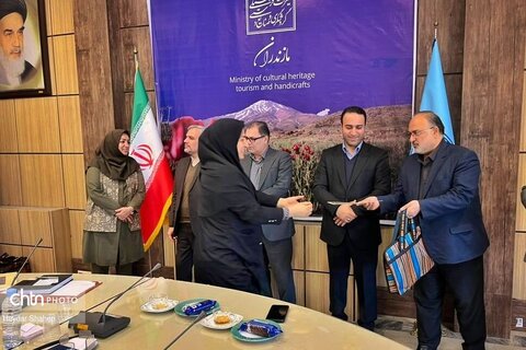 تقدیر از هنرمندان صنایع دستی مازندرانتقدیر از هنرمندان و انجمن های فعال صنایع دستی در نمایشگاه صنایع دستی ملی تهران