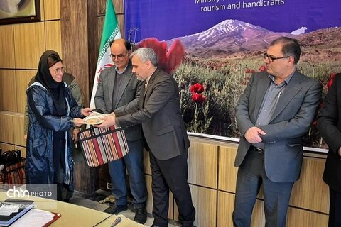 تقدیر از هنرمندان صنایع دستی مازندرانتقدیر از هنرمندان و انجمن های فعال صنایع دستی در نمایشگاه صنایع دستی ملی تهران