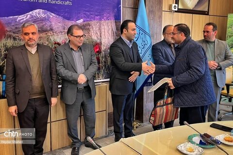 تقدیر از هنرمندان صنایع دستی مازندرانتقدیر از هنرمندان و انجمن های فعال صنایع دستی در نمایشگاه صنایع دستی ملی تهران