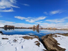 بارش برف در تکاب با دورنمایی از مجموعه جهانی تخت سلیمان