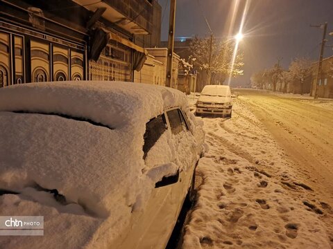 بارش برف در تکاب با دورنمایی از مجموعه جهانی تخت سلیمان