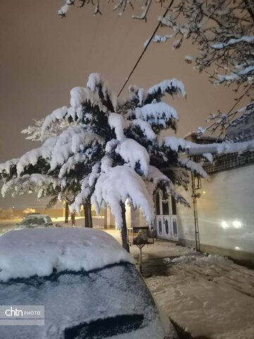 بارش برف در تکاب با دورنمایی از مجموعه جهانی تخت سلیمان