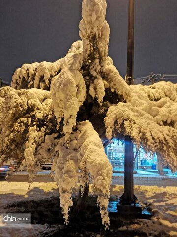 بارش برف در تکاب با دورنمایی از مجموعه جهانی تخت سلیمان