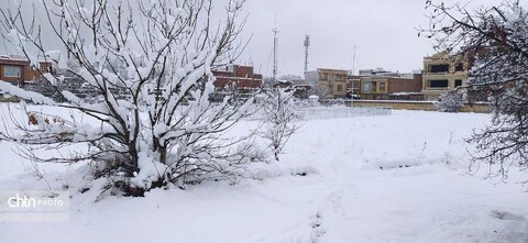 بارش برف در تکاب با دورنمایی از مجموعه جهانی تخت سلیمان