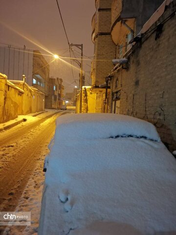 بارش برف در تکاب با دورنمایی از مجموعه جهانی تخت سلیمان