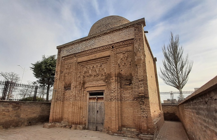 آرامگاه پیر سلجوقی در شهر تاکستان