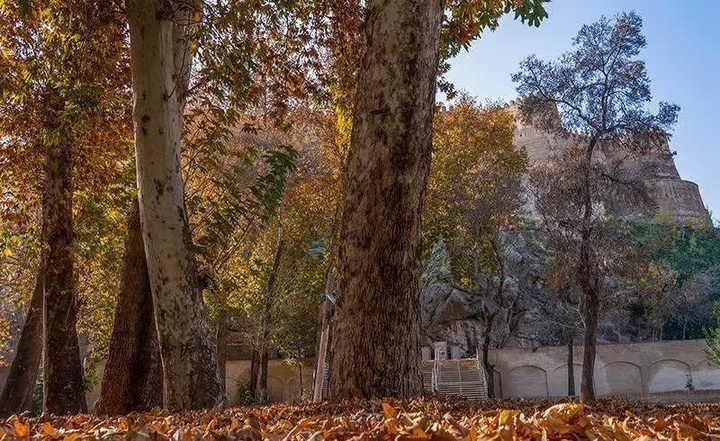 باغ گلستان، همسایه‌ تماشایی دژ شاپورخواست