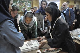 بازدید سفیران سوئیس و ایتالیا از نمایشگاه و کارگاه هنرهای سنتی با محوریت نقش بانوان در خلق آثار فاخر هنری ایران