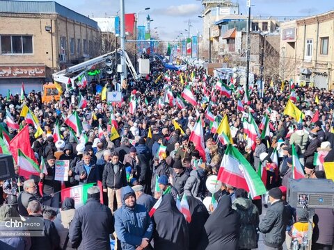 حضور همکاران اداره کل زنجان در راهپیمایی ۲۲ بهمن