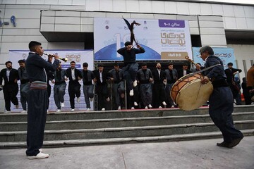 اجرایی آئین هلپرکی کرمانشاه در هجدهمین نمایشگاه بین‌المللی گردشگری تهران