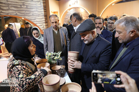 بازدید استاندار خوزستان و نماینده مردم اهواز در مجلس شورای اسلامی از غرفه خوزستان