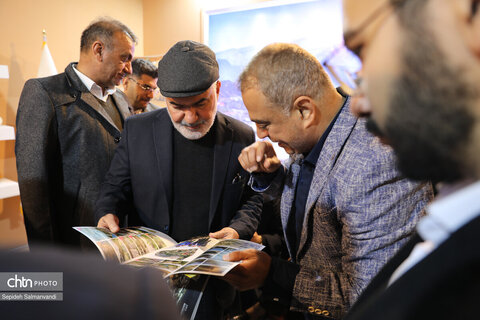 بازدید استاندار خوزستان و نماینده مردم اهواز در مجلس شورای اسلامی از غرفه خوزستان