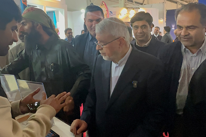بازدید وزیر میراث فرهنگی از غرفه هرمزگان در هجدهمین نمایشگاه بین المللی گردشگری