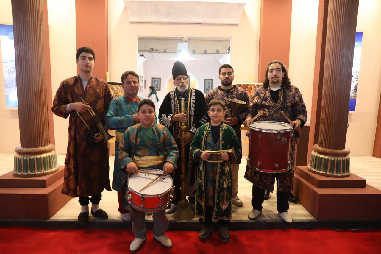 گزارش میدانی از آخرین روز نمایشگاه گردشگری/ وقتیامیرکبیر و کوروش پا به نمایشگاه میگذارند/ اهدای گل نرگس به بازدیدکنندگان