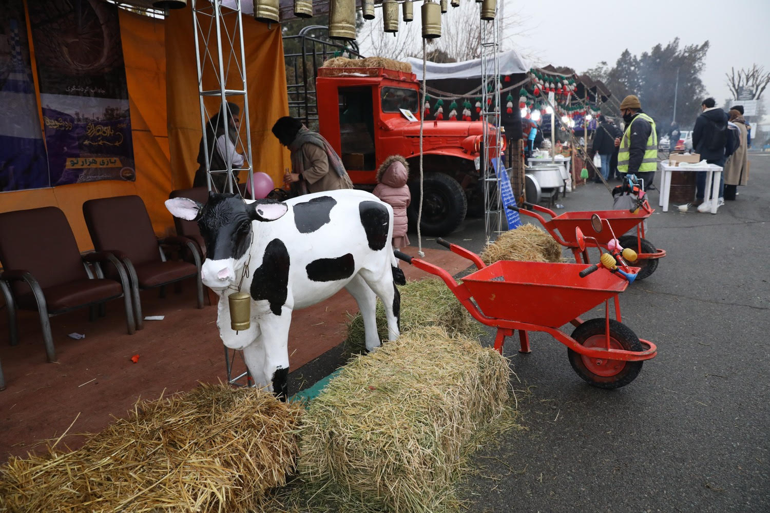 گزارش میدانی از آخرین روز نمایشگاه گردشگری/ وقتیامیرکبیر و کوروش پا به نمایشگاه میگذارند/ اهدای گل نرگس به بازدیدکنندگان