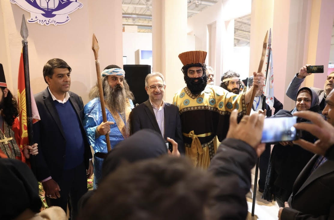 گزارش میدانی از آخرین روز نمایشگاه گردشگری/ وقتیامیرکبیر و کوروش پا به نمایشگاه میگذارند/ اهدای گل نرگس به بازدیدکنندگان