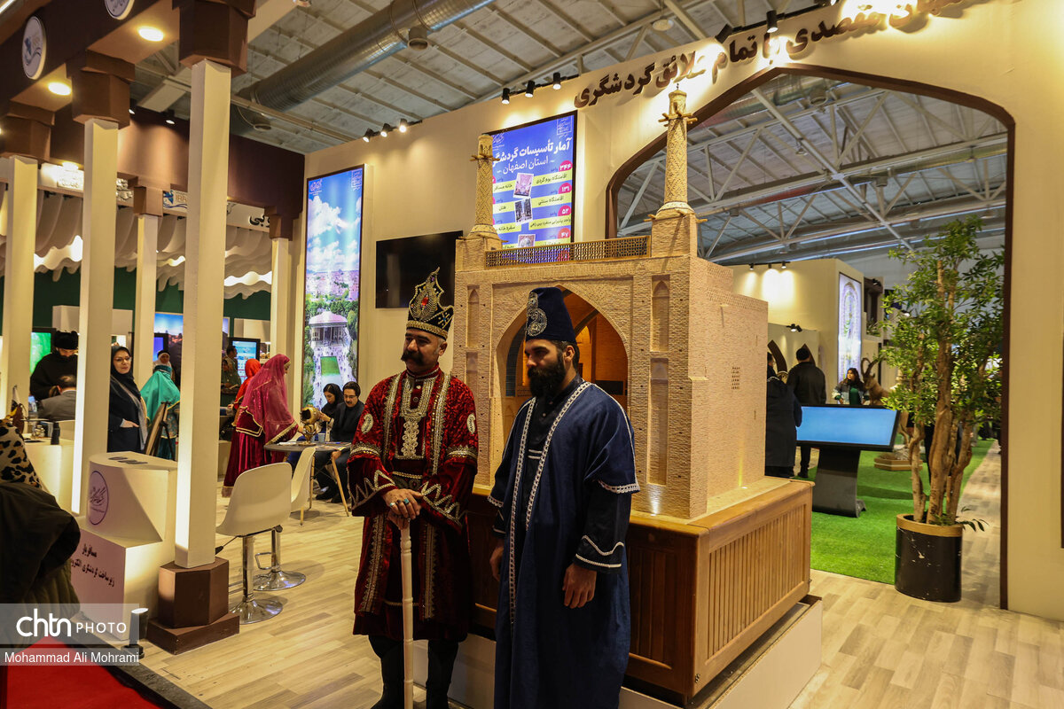 گزارش میدانی از آخرین روز نمایشگاه گردشگری/ وقتیامیرکبیر و کوروش پا به نمایشگاه میگذارند/ اهدای گل نرگس به بازدیدکنندگان