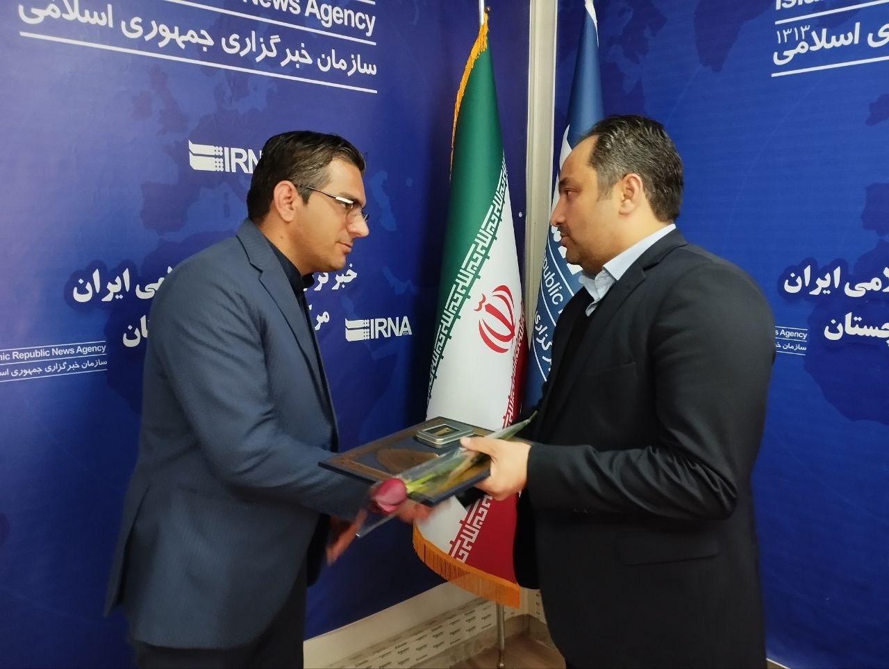 تجلیل از خبرنگاران با اهدای پرچم ایران سوزندوزی شده