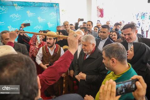 بازدید صالحی امیری از نمایشگاه آثار نهمین جشنواره بین‌المللی فجر صنایع‌دستی