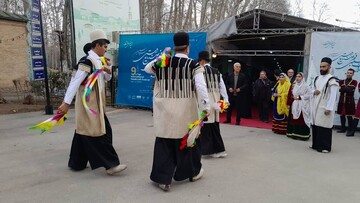 حضور اقوام با تنوع رنگ‌ها و موتیف‌های پوششی، جلوه‌ای ویژه در نهمین جشنواره بین‌المللی فجر صنایع‌دستی