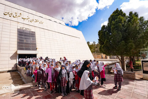 بازدید دانش آموزان دبستان نامجو از موزه بزگ زاهدان