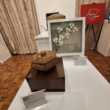 ‎ آثار هنرمندان استان سمنان در قالب هدایای دیپلماتیک در نمایشگاه جانبی نهمین جشنواره بین‌المللی فجر صنایع‌دستی به نمایش گذاشته شد