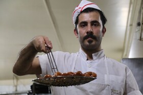 پخت زولبیا و بامیه در آستانه ماه رمضان در تبریز