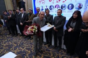 دومین آیین نکوداشت پیشکسوتان صنایع‌دستی همدان شامگاه ۹ اسفندماه با حضور فعالان این حوزه و مسئولان استانی برگزار شد.