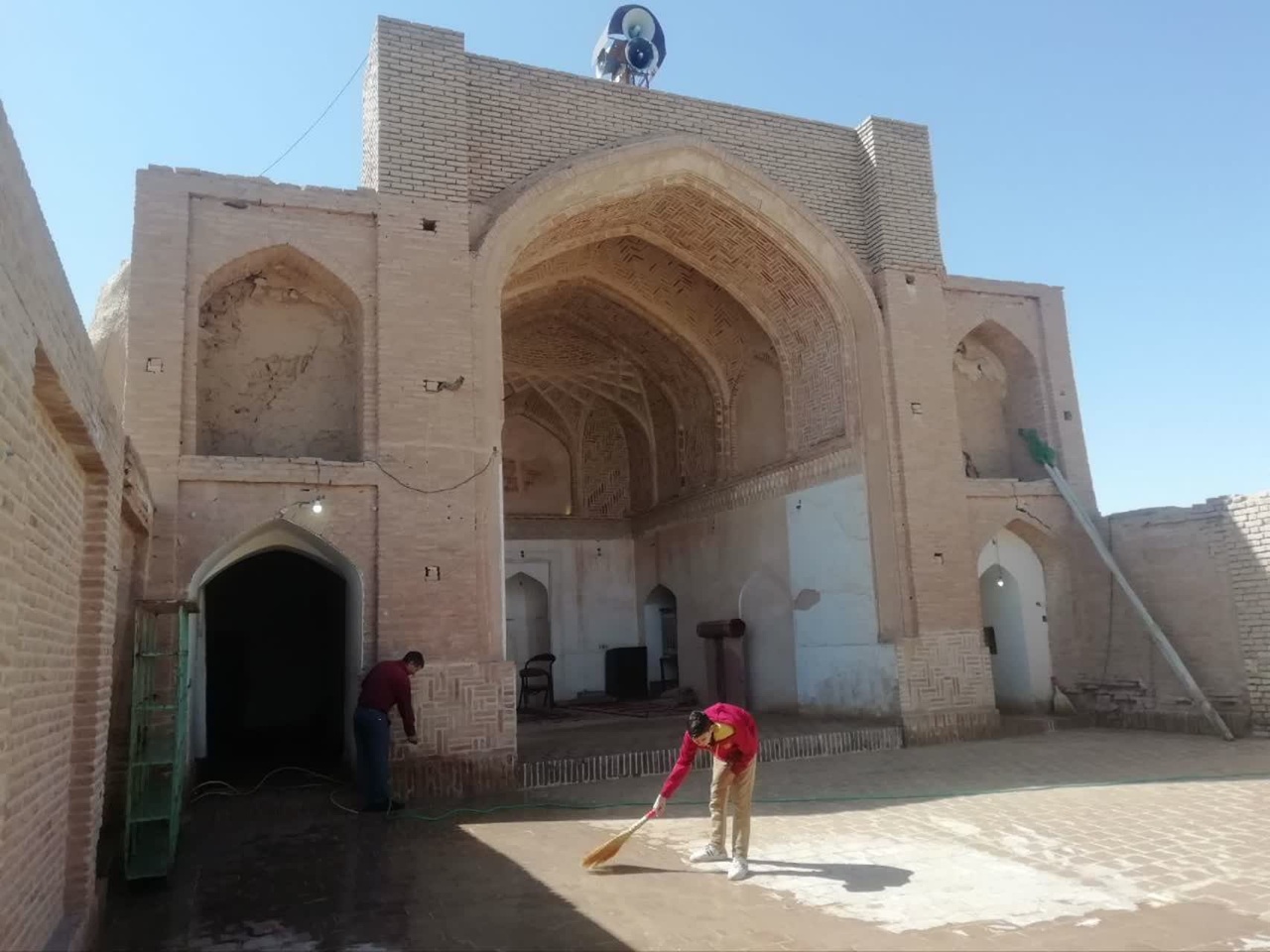 مسجد جامع تاریخی روستای مرندیز بجستان غبارروبی شد