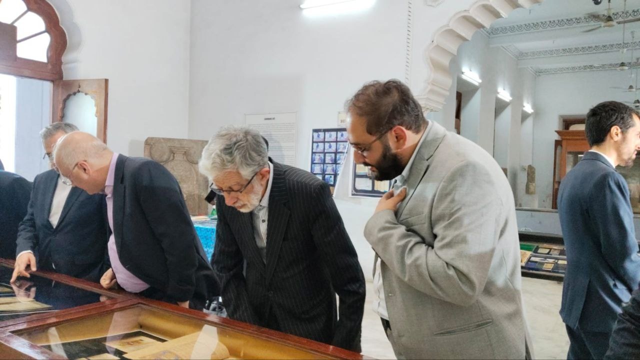 رونمایی از ۱۰ جلد فهرست اسناد تاریخی و چند اثر نفیس دیگر رونمایی از ۱۰ جلد فهرست اسناد تاریخی و چند اثر نفیس دیگر