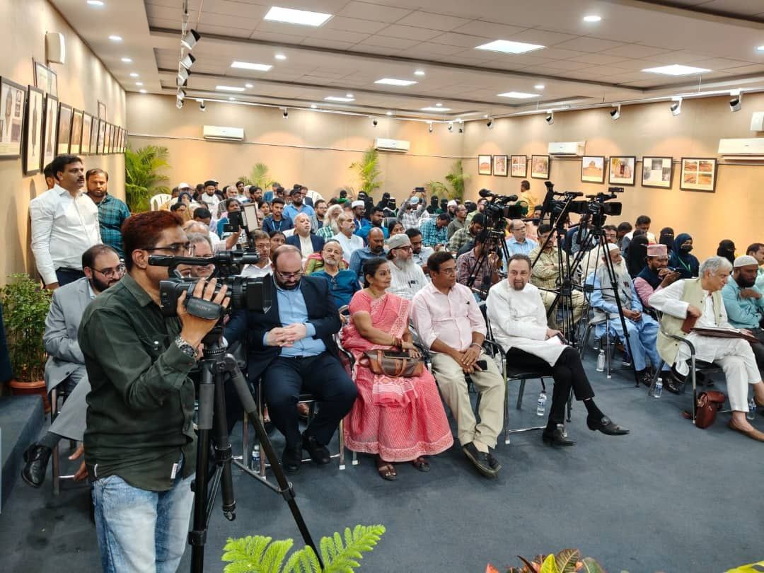 رونمایی از ۱۰ جلد فهرست اسناد تاریخی و چند اثر نفیس دیگر رونمایی از ۱۰ جلد فهرست اسناد تاریخی و چند اثر نفیس دیگر
