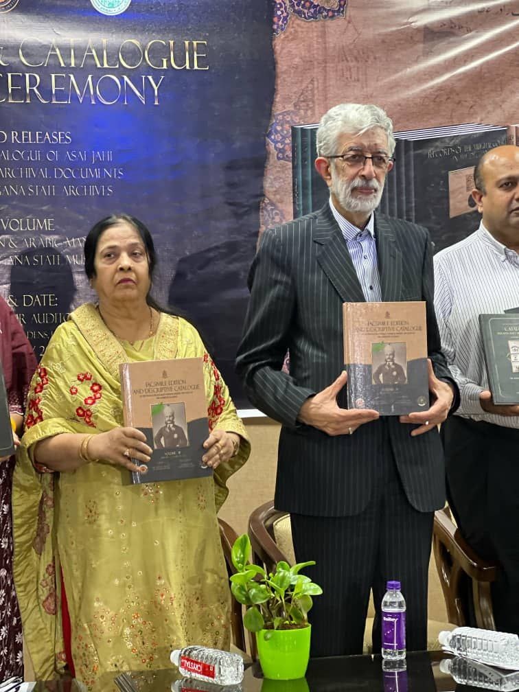 رونمایی از ۱۰ جلد فهرست اسناد تاریخی و چند اثر نفیس دیگر رونمایی از ۱۰ جلد فهرست اسناد تاریخی و چند اثر نفیس دیگر