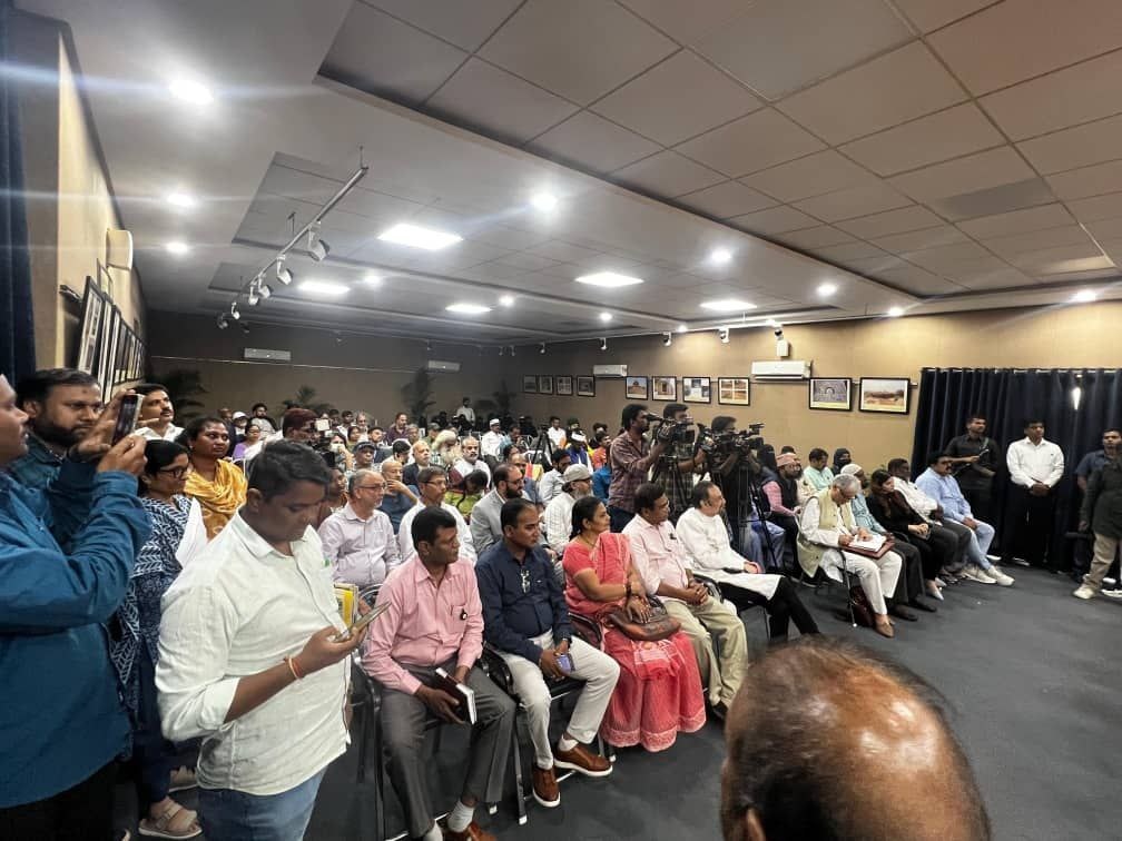 رونمایی از ۱۰ جلد فهرست اسناد تاریخی و چند اثر نفیس دیگر رونمایی از ۱۰ جلد فهرست اسناد تاریخی و چند اثر نفیس دیگر