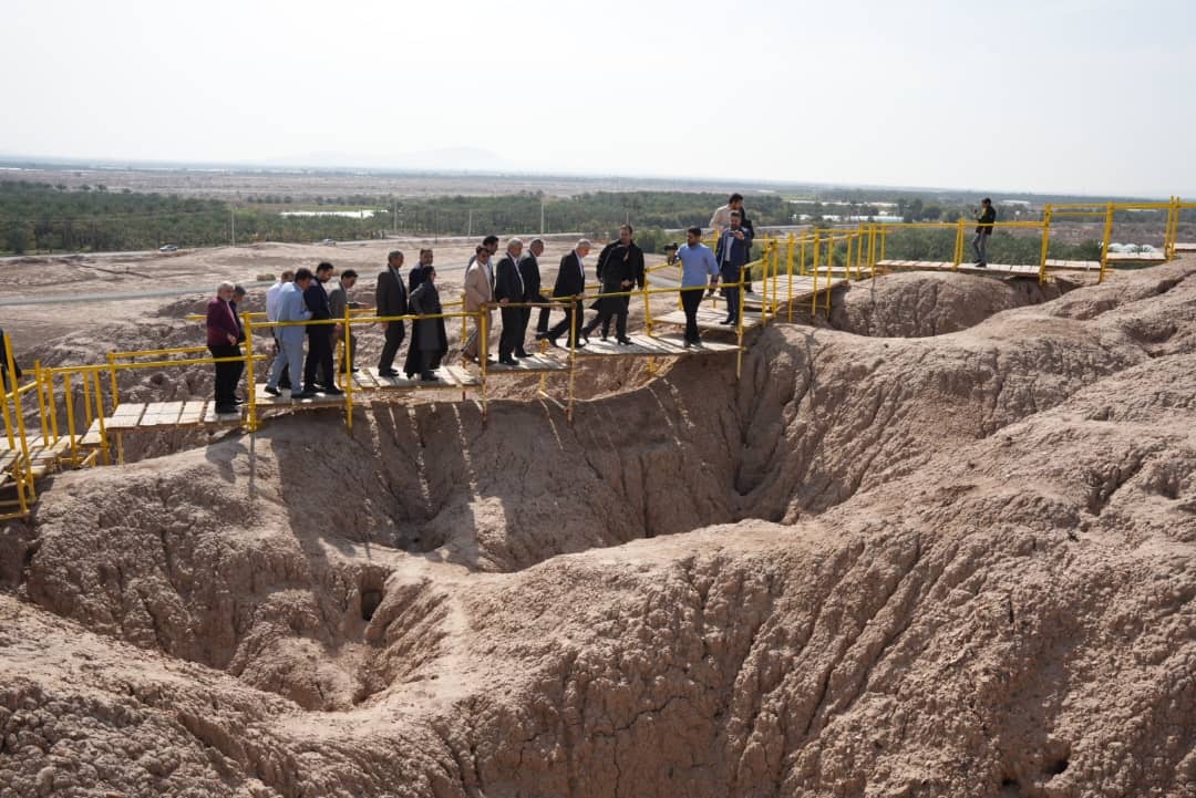 وزیر میراثفرهنگی از تپه باستانی کنارصندل جیرفت بازدید کرد/ ارزیابی چالشهای موجود و راهکارهای تسریع در پژوهش ها و کاوشها