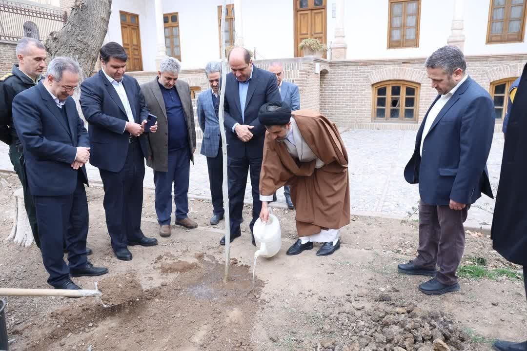 گرامیداشت آیین درختکاری در محوطه دولتخانه صفوی قزوین با حضور معاون گردشگری کشور