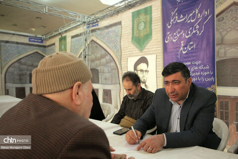 برگزاری میز خدمت در نماز جمعه قم