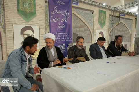 برگزاری میز خدمت در نماز جمعه قم