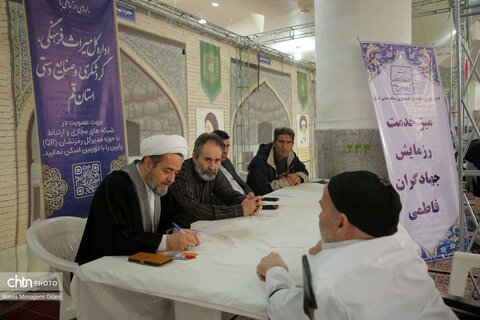 برگزاری میز خدمت در نماز جمعه قم