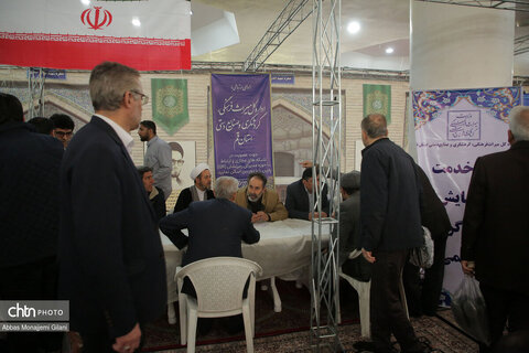 برگزاری میز خدمت در نماز جمعه قم