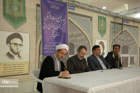 برگزاری میز خدمت در نماز جمعه قم