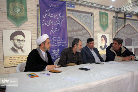 برگزاری میز خدمت در نماز جمعه قم