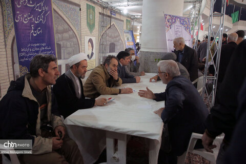 برگزاری میز خدمت در نماز جمعه قم